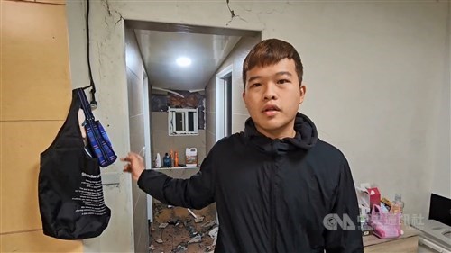 Longsoran batu hantam rumah warga Keelung seiring Taifun Fung-Wong bawa hujan deras