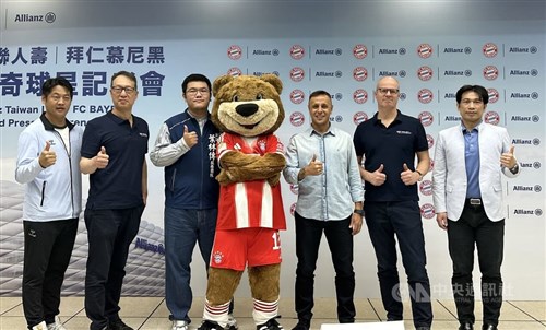 Mantan pemain Bayern Munich dan pesepak bola Brasil, Rafinha, bertemu dengan para penggemar di Taipei