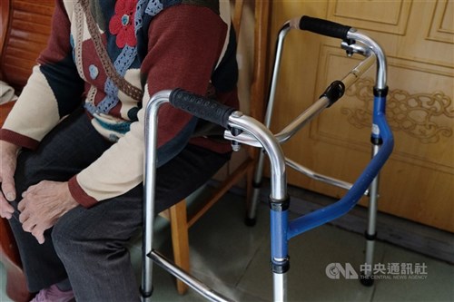 Jumlah perawat layanan rumah wanita lima kali lipat dari pria, stereotip gender pengaruhi industri