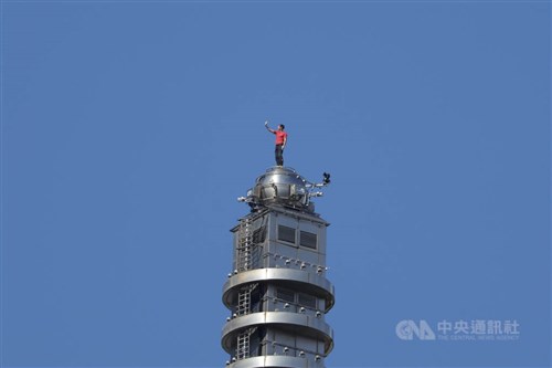 Pemanjat Amerika Alex Honnold selesaikan aksi free-solo pada Taipei 101