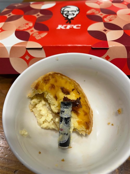 KFC meminta maaf setelah baterai ditemukan di dalam isian egg tart