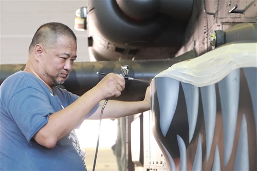 Dari studio ke hanggar: Seniman skala melukis helikopter AD Taiwan