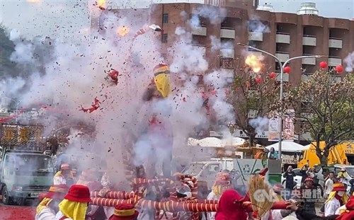Puluhan orang terluka dalam acara Festival Lentera yang meriah di Tainan dan Taitung