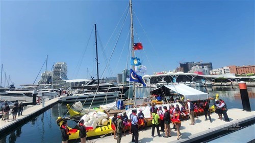 Kano tradisional Palau tiba di Kaohsiung dengan tuntunan laut dan bintang