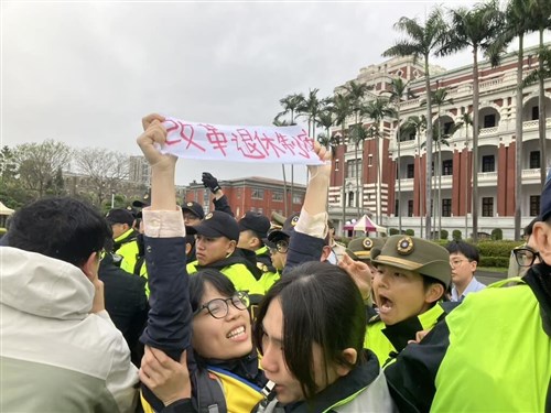 Serikat pekerja Taoyuan desak peningkatan tingkat iuran pensiun majikan di depan Istana