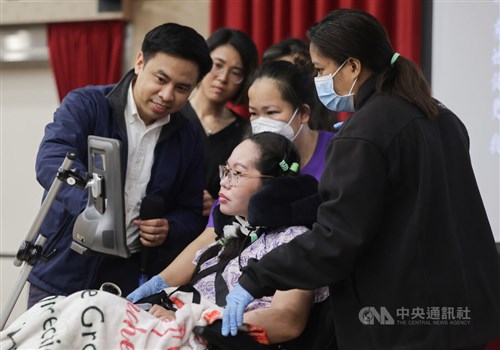 Setelah pencarian panjang, dokter Filipina bawa istrinya ke Taiwan untuk pengobatan langka