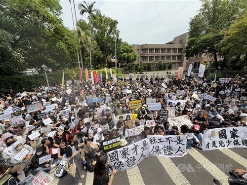 Kelompok pekerja sosial unjuk rasa Kabinet pasca vonis penjara dalam kasus kematian bayi