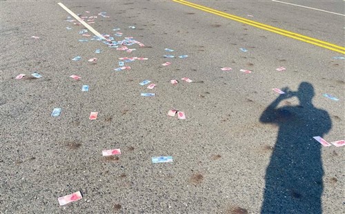 Uang lebih dari NT$70 ribu ditemukan berserakan di jalan Penghu