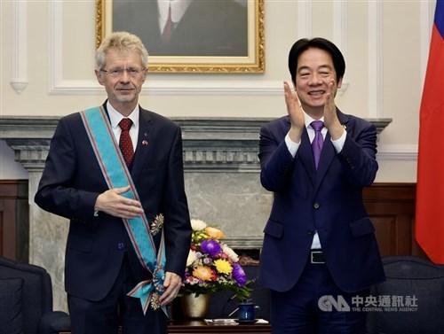 Lai menganugerahkan Order of Propitious Clouds kepada Ketua Senat Ceko
