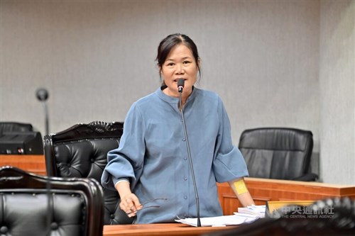 Anggota dewan dituntut atas dugaan skema gaji asisten palsu
