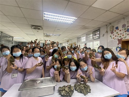 Penghuni pusat detensi imigrasi Taipei sambut Festival Perahu Naga dengan membuat bacang