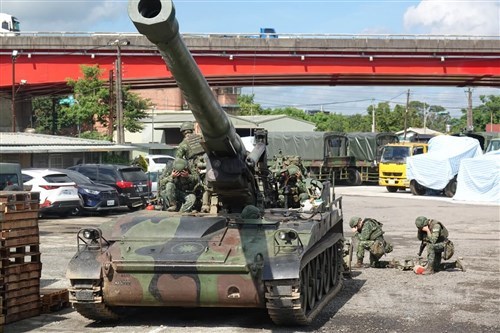 Militer kerahkan howitzer swagerak dalam latihan pertahanan area kunci di Taoyuan