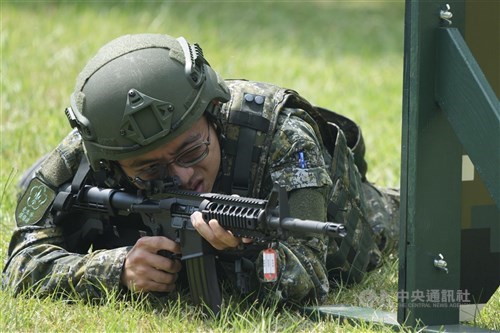 Pasukan cadangan gelar latihan menembak senapan dan mortir di Taipei