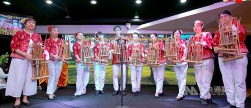 Jembatan budaya imigran baru lewat nada bambu dan langkah tari