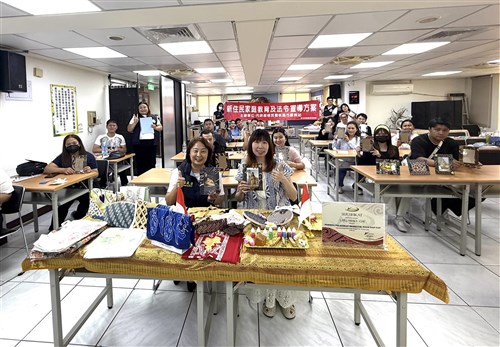 Imigran baru Indonesia ajak keluarga di Taoyuan buat kerajinan dengan batik