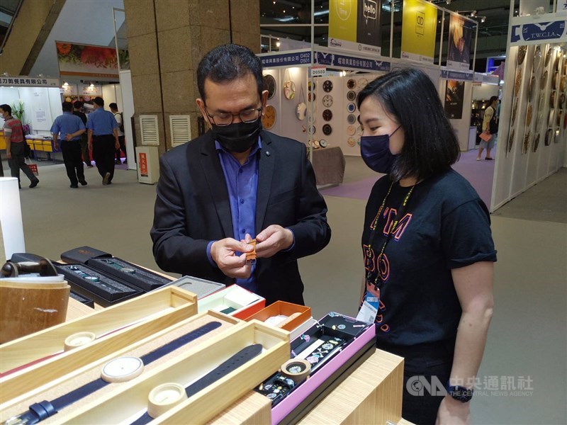 Budi Santoso (kiri) saat menjabat sebagai Kepala KDEI Taipei, di pameran Giftionery dan Culture Creative pada April 2021. (Sumber Foto : Dokumentasi CNA)