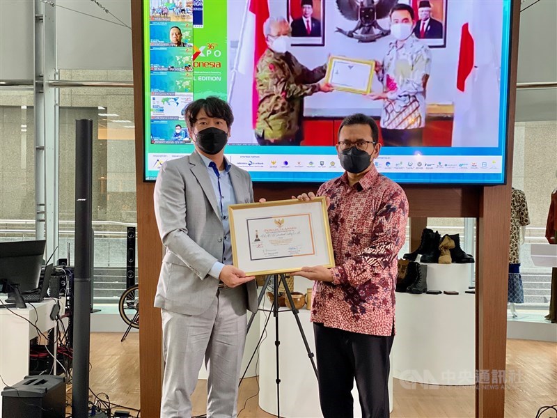 Budi Santoso (kanan) saat menjabat sebagai Kepala KDEI Taipei dan Wakil Presiden ELOM Trade Co., Ltd. Kevin Lin (kiri) di Trade Expo Indonesia 2021. (Sumber Foto : Dokumentasi CNA)