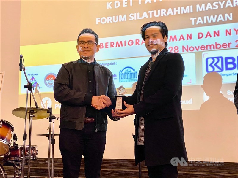 Budi Santoso (kiri) saat menjabat sebagai Kepala KDEI Taipei, menyerahkan penghargaan kepada Triwandi Januar yang memenangkan sebuah kompetisi video pada November 2021. (Sumber Foto : Dokumentasi CNA)