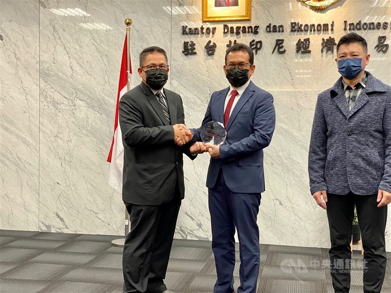 Budi Santoso (tengah) saat menjabat sebagai Kepala KDEI Taipei dan General Manager Cabang Taipei Bank Rakyat Indonesia Endry Supriadi (kiri). (Sumber Foto : Dokumentasi CNA)