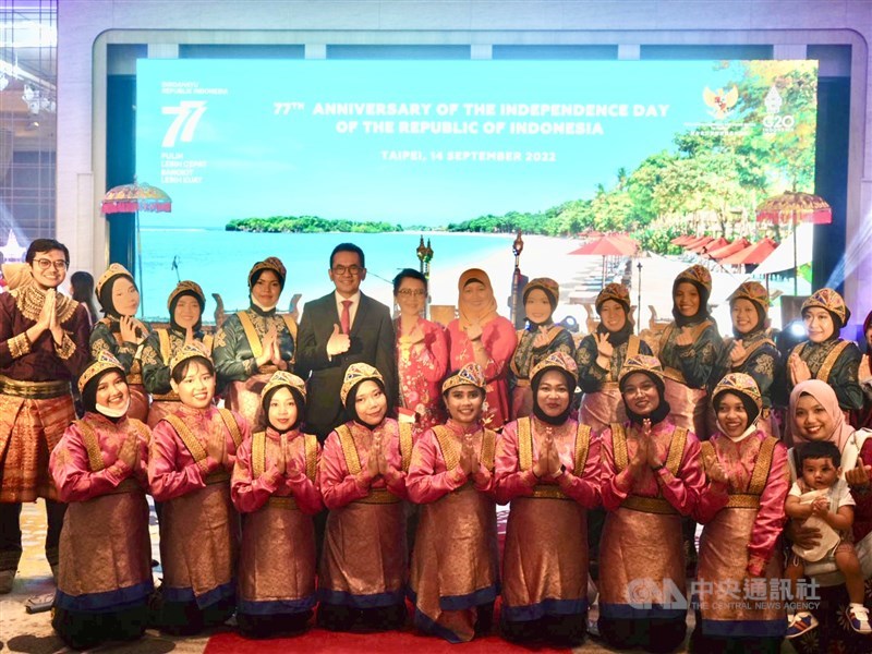 Budi Santoso (belakang, kelima dari kiri) saat menjabat sebagai Kepala KDEI Taipei, berpose bersama para mahasiswa Indonesia di Taiwan. (Sumber Foto : Dokumentasi CNA)