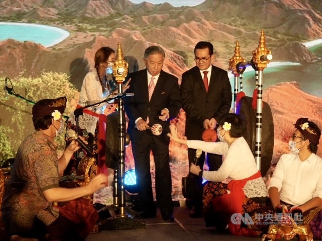 Budi Santoso (belakang, kanan) saat menjabat sebagai Kepala KDEI Taipei dan Wakil Menteri Luar Negeri Taiwan saat itu, Tien Chung-kwang (belakang, kedua dari kanan), memainkan alat musik tradisional Indonesia. (Sumber Foto : Dokumentasi CNA)