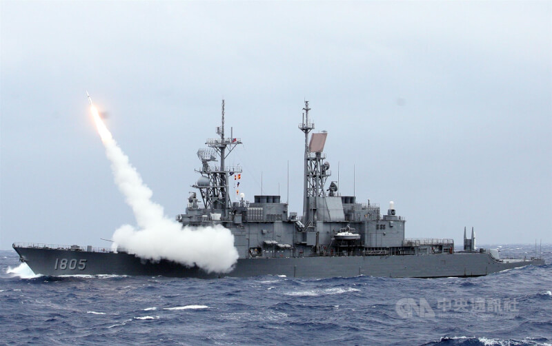 Latihan militer laut tahun 2013, Kapal Ma Kong menembakkan rudal. (Sumber Foto : Dokumentasi CNA)