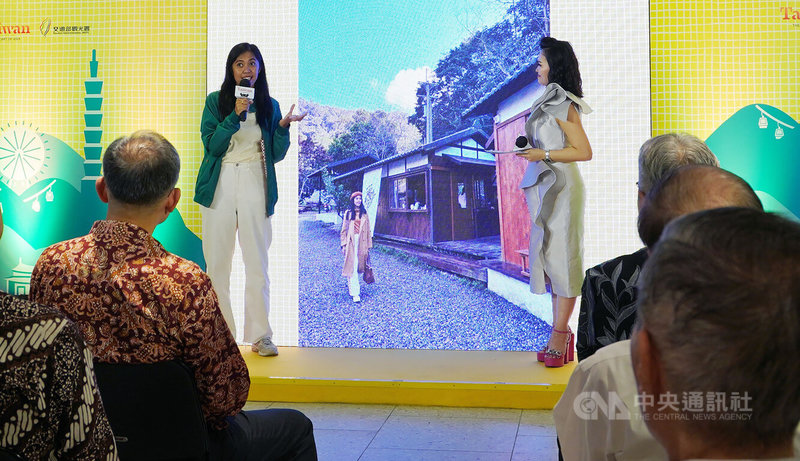 Influencer Kadek Arini (kiri) membagikan pengalamannya berwisata ke Taiwan dalam acara pembukaan Kantor Layanan Pariwisata Taiwan di Jakarta untuk membuka pasar Muslim Indonesia. (Sumber Foto : CNA Jakarta, 28 Februari 2024)