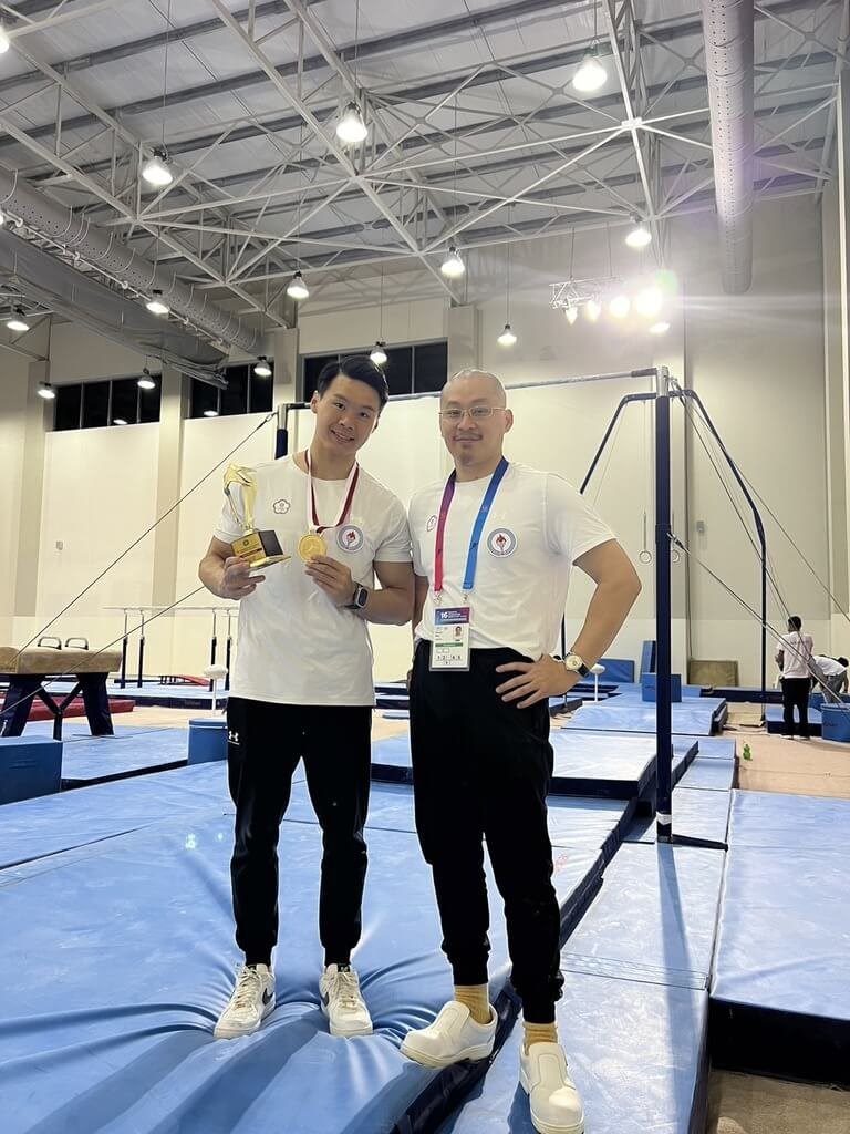 Atlet Senam asal Taiwan Tang Chia-hung (kiri) dan pelatihnya Weng Shih-hang. (Sumber Foto : Weng Shih-hang, 21 April 2024)
