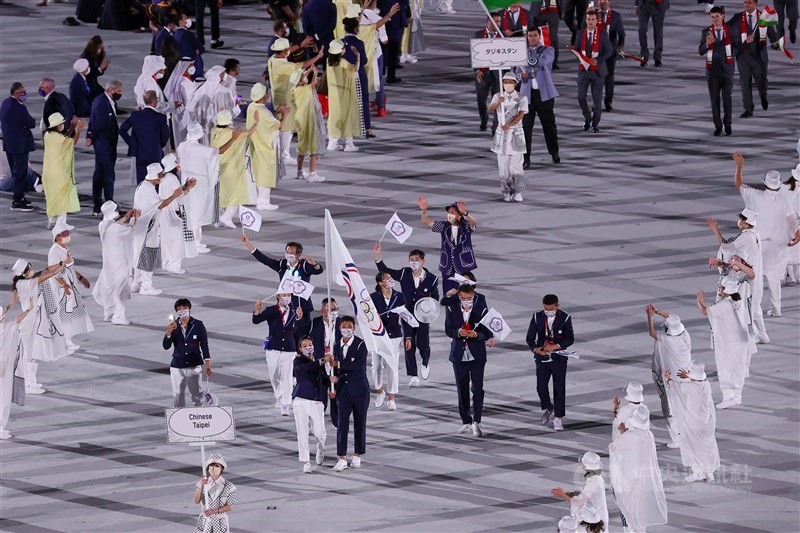 Anggota delegasi Taiwan ke Olimpiade Tokyo mengibarkan bendera Komite Olimpiade Chinese Taipei pada upacara pembukaan pada 23 Juli 2021. (Sumber Foto : CNA)