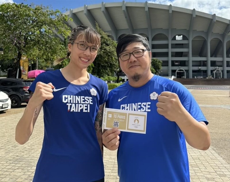 Petinju Taiwan Huang Hsiao-wen (kiri) berpose dengan pelatihnya Liu Tsung-tai setelah mengamankan tiket kualifikasi Olimpiade Paris di Bangkok pada hari Minggu. (Sumber Foto : Liu Tsung-tai, 2 Juni 2024)