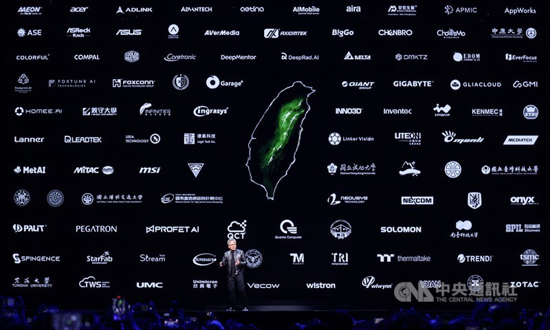 Taipei, CEO Nvidia Jensen Huang menunjukkan gambar pulau Taiwan yang dikelilingi oleh nama-nama perusahaan dan sekolah Taiwan yang telah bekerja sama dengan Nvidia. (Sumber Foto : CNA Taipei, 3 Juni 2024)