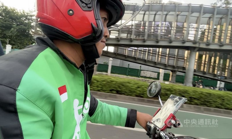 Banyak masyarakat Indonesia yang terkesan dengan jaket hijau yang dikenakan para driver Gojek, namun hanya sedikit yang mengetahui bahwa bahan jaket tersebut berasal dari pabrik Taiwan. (Sumber Foto : CNA, 17 Juni 2024)