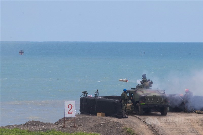 Rudal TOW 2A diluncurkan selama latihan militer di Kabupaten Pingtung, Taiwan selatan, pada Juli 2023. (Sumber Foto : CNA)