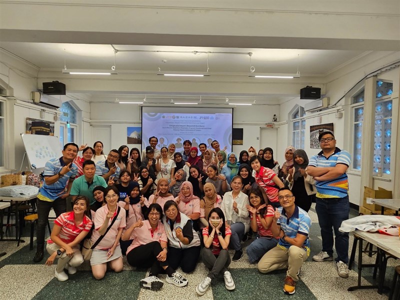 Sebanyak 55 peserta menghadiri seminar yang berada di Masjid Agung Taipei dengan tema, “Kuat Mental, Sejahtera Finansial: Program Pendampingan bagi Pekerja Migran Indonesia di Taiwan”. (Sumber Foto : CNA Taipei, 23 Juni 2024).
