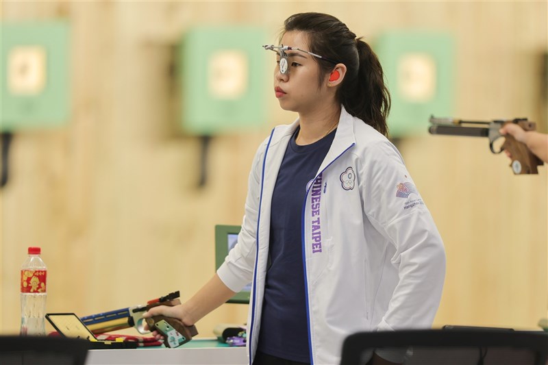 Penembak asal Taiwan, Yu Ai-wen berkompetisi di Asian Games di Hangzhou, Tiongkok pada 29 September 2023. (Sumber Foto : Dokumentasi CNA)