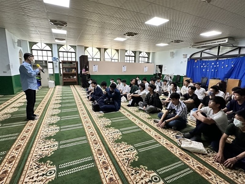 SMA National Hsinchu Senior High School mengembangkan program kunjungan lapangan "Interaksi Budaya: Budaya Pekerja Migran Zhongli," mengunjungi komunitas pekerja migran asing dan masjid serta berinteraksi dengan para pekerja migran asing. (Sumber Foto : CNA Taipei, 26 Juni 2024)