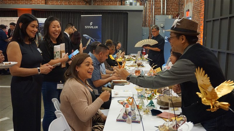 Perwakilan bisnis perjalanan Amerika Serikat mengambil bagian dalam kegiatan budaya di acara Direktorat Jenderal Administrasi di San Francisco pada 5 Juni 2024. (Sumber Foto : Direktorat Jenderal Pariwisata)