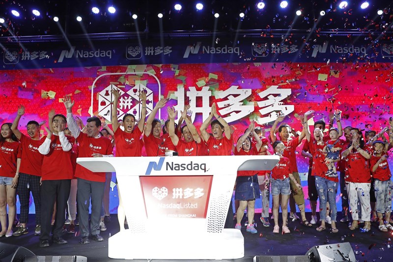 Pekerja perusahaan e-commerce Tiongkok, Pinduoduo Inc. menghadiri upacara pembunyian bel pembukaan dari Shanghai untuk pencatatan perusahaan tersebut di Pasar Saham Nasdaq di Shanghai, Tiongkok, 26 Juli 2018. (Sumber Foto: China News Service)