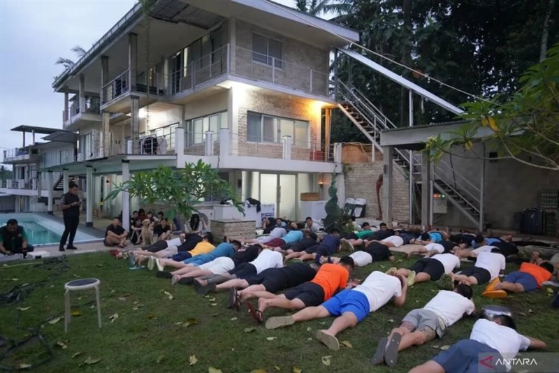 Lebih dari seratus warga asing yang diduga terlibat dalam kejahatan siber ditangkap di sebuah vila di Bali, di antaranya 14 orang dari Taiwan. (Sumber Foto : Kantor Berita ANTARA)