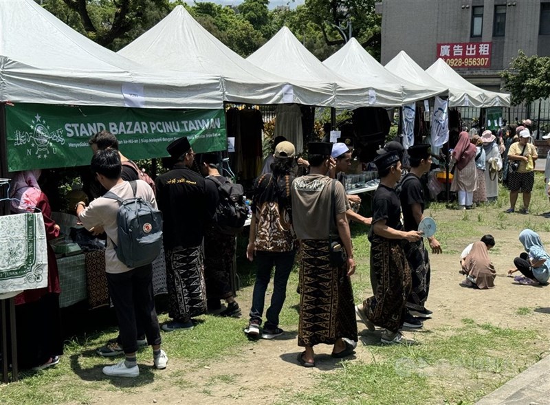 Beberapa pengunjung di “Festival Indonesia di Taiwan” pada hari Sabtu mengenakan pakaian tradisional Indonesia. (Sumber Foto : CNA, 29 Juni 2024)