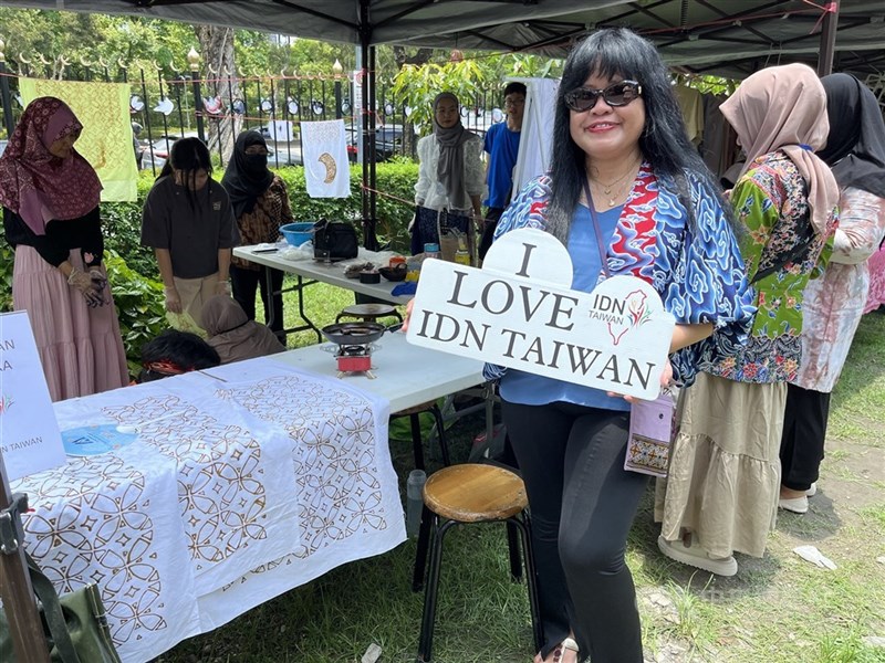 Kartika Dewi, Wakil Ketua Indonesian Diaspora Network in Taiwan, berpose pada acara “Festival Indonesia di Taiwan” pada hari Sabtu. (Sumber Foto : CNA, 29 Juni 2024)