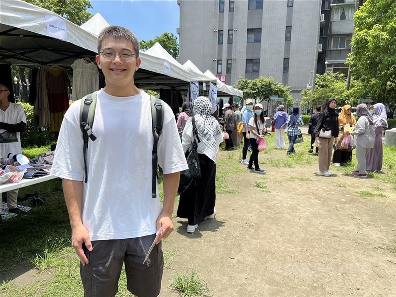 Huang Yi-ting, mahasiswa tahun kedua di National Chengchi University, berpose untuk foto di “Festival Indonesia di Taiwan” pada hari Sabtu. (Sumber Foto : CNA 29 Juni 2024)