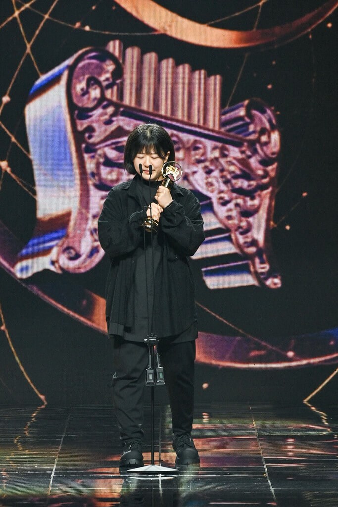 Manajer dari No Party For Cao Dong menerima salah satu dari tiga penghargaan band tersebut atas nama mereka pada hari Sabtu. (Sumber Foto : TTV)
