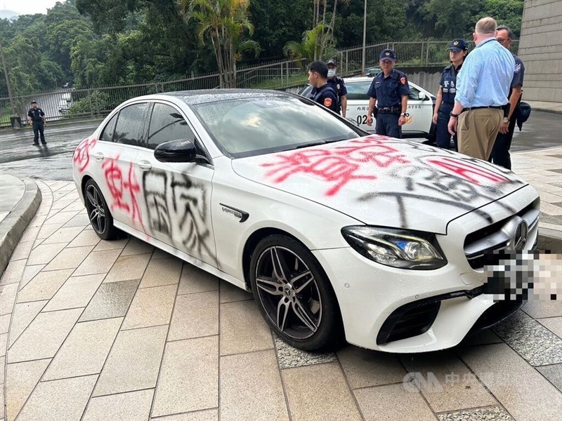 Polisi berada di sekitar kendaraan, yang diparkir di jalan masuk luar AIT di Taipei pada hari Senin. (Sumber Foto : Otoritas lokal, 1 Juli 2024)