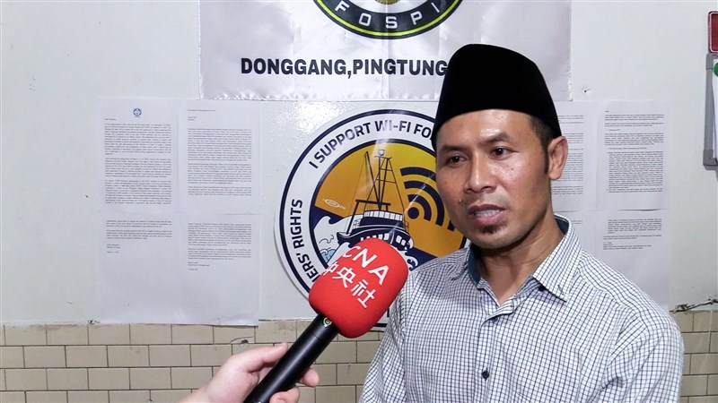 Achmad Mudzakir, Ketua FOSPI, asosiasi ABK migran Indonesia terbesar di Taiwan yang memiliki ribuan anggota, diwawancarai oleh CNA. (Sumber Foto : CNA Taipei, 9 April 2024)