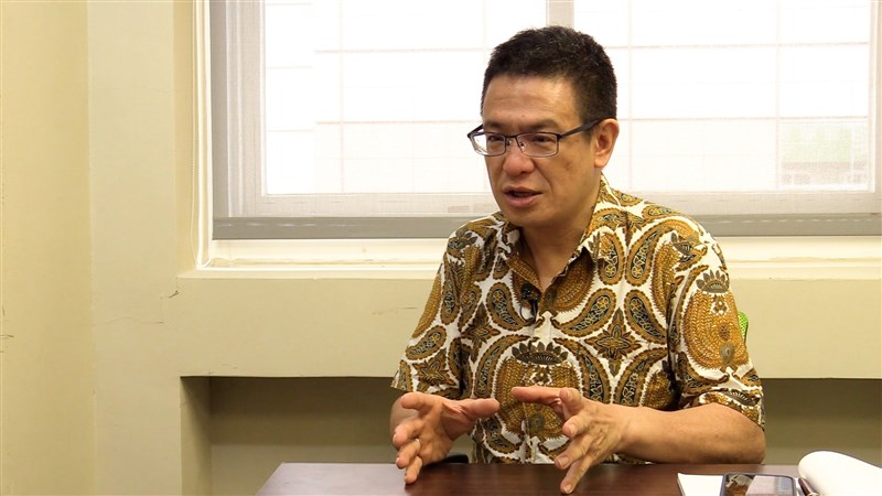 Lennon Wong (汪英達), direktur kebijakan pekerja migran di Serve the People Association di Taoyuan, saat diwawancarai oleh CNA. (Sumber Foto : CNA Taipei, 6 Mei 2025)