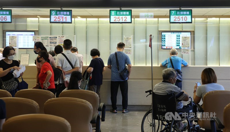 Orang-orang di Far Eastern Memorial Hospital di New Taipei pada hari Selasa. (Sumber Foto : CNA, 2 Juli 2024)