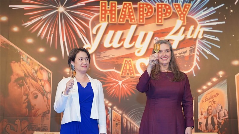 Wakil Presiden Hsiao Bi-khim (kiri) dan Sandra Oudkirk, Direktur American Institute in Taiwan, bersulang di Taipei hari Selasa. (Sumber Foto : American Institute in Taiwan, 2 Juli 2024)