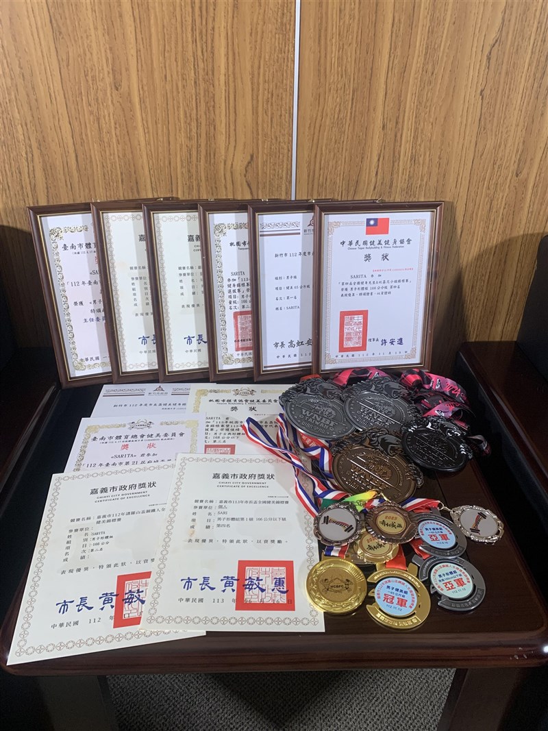 Sarita membawa sejumlah penghargaannya saat wawancara di kantor CNA. (Sumber Foto : CNA Taipei, 23 Juni 2024).