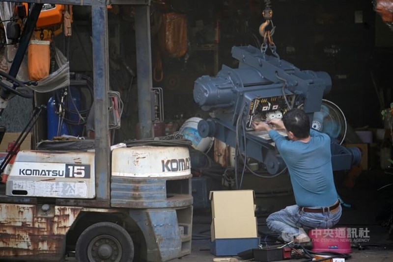 Situasi kerja produsen motor di Distrik Yancheng, Kota Kaohsiung. (Sumber Foto : Arsip CNA)
